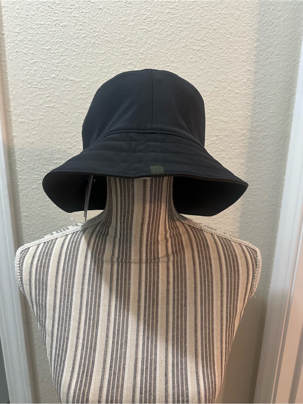 Lululemon REVERSIBLE Ribbed Bucket Hat - Picture 4 of 7